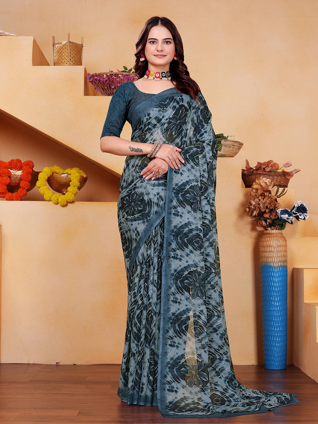 Maayro Georgette Printed Saree With Unstitched Blouse Piece ( Dark Grey ) Maayro Georgette Printed Saree With Unstitched Blouse Piece ( Dark Grey )