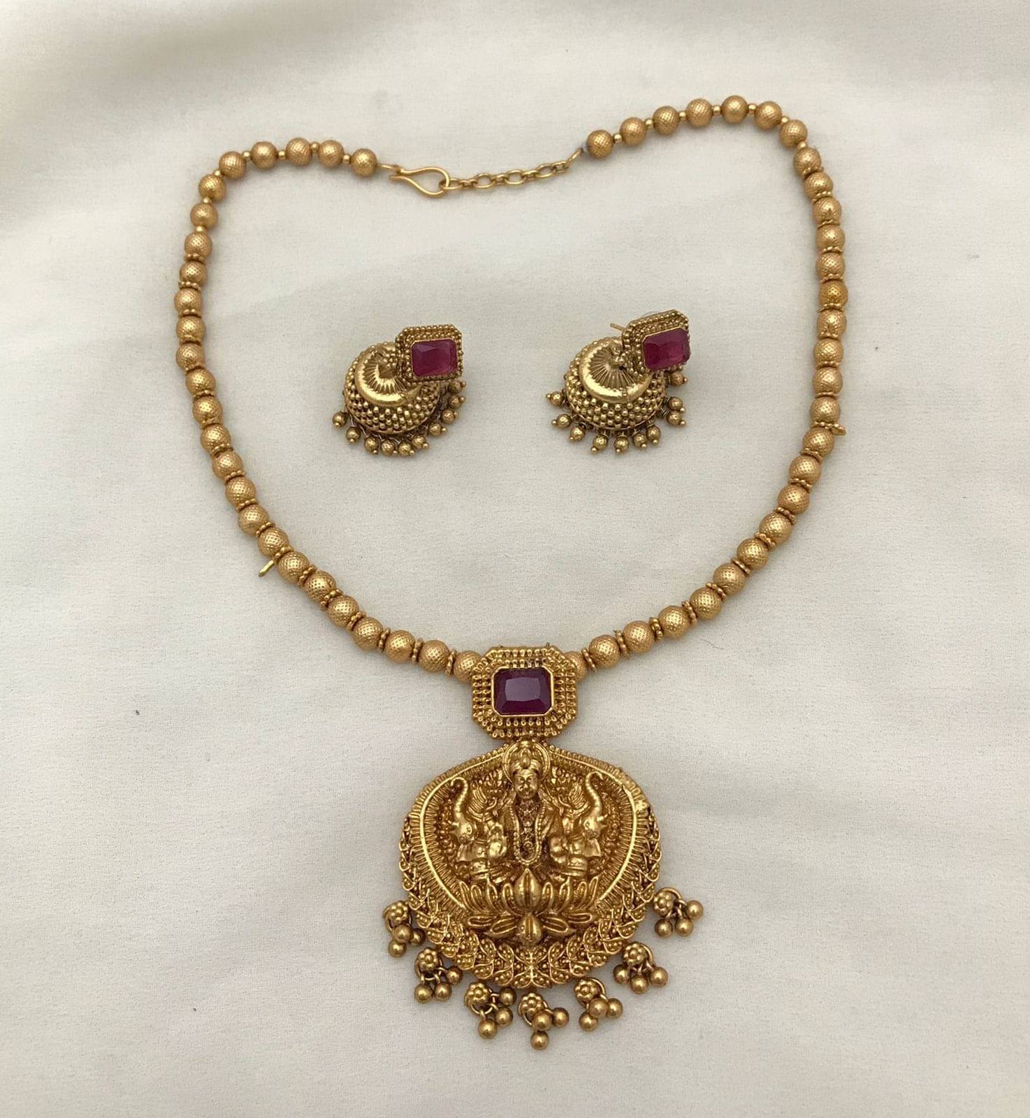     			Shilpa Creation Red Alloy Necklace Set ( Pack of 1 )
