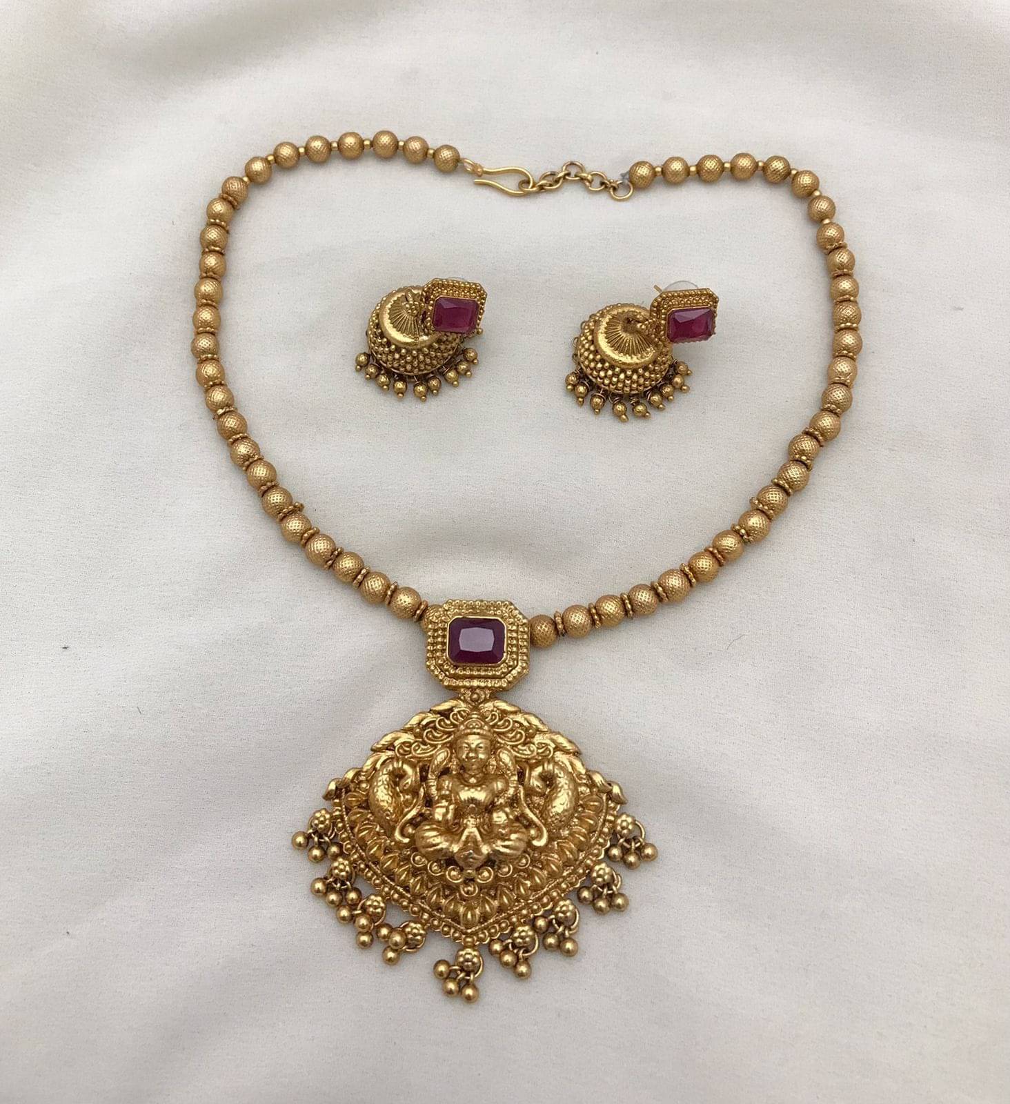     			Shilpa Creation Red Alloy Necklace Set ( Pack of 1 )
