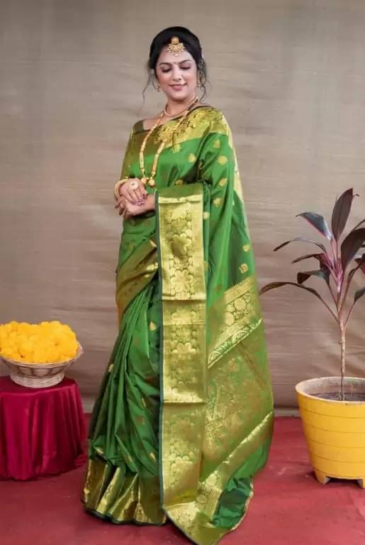     			Vkaran Silk Woven Saree With Unstitched Blouse Piece ( Green )
