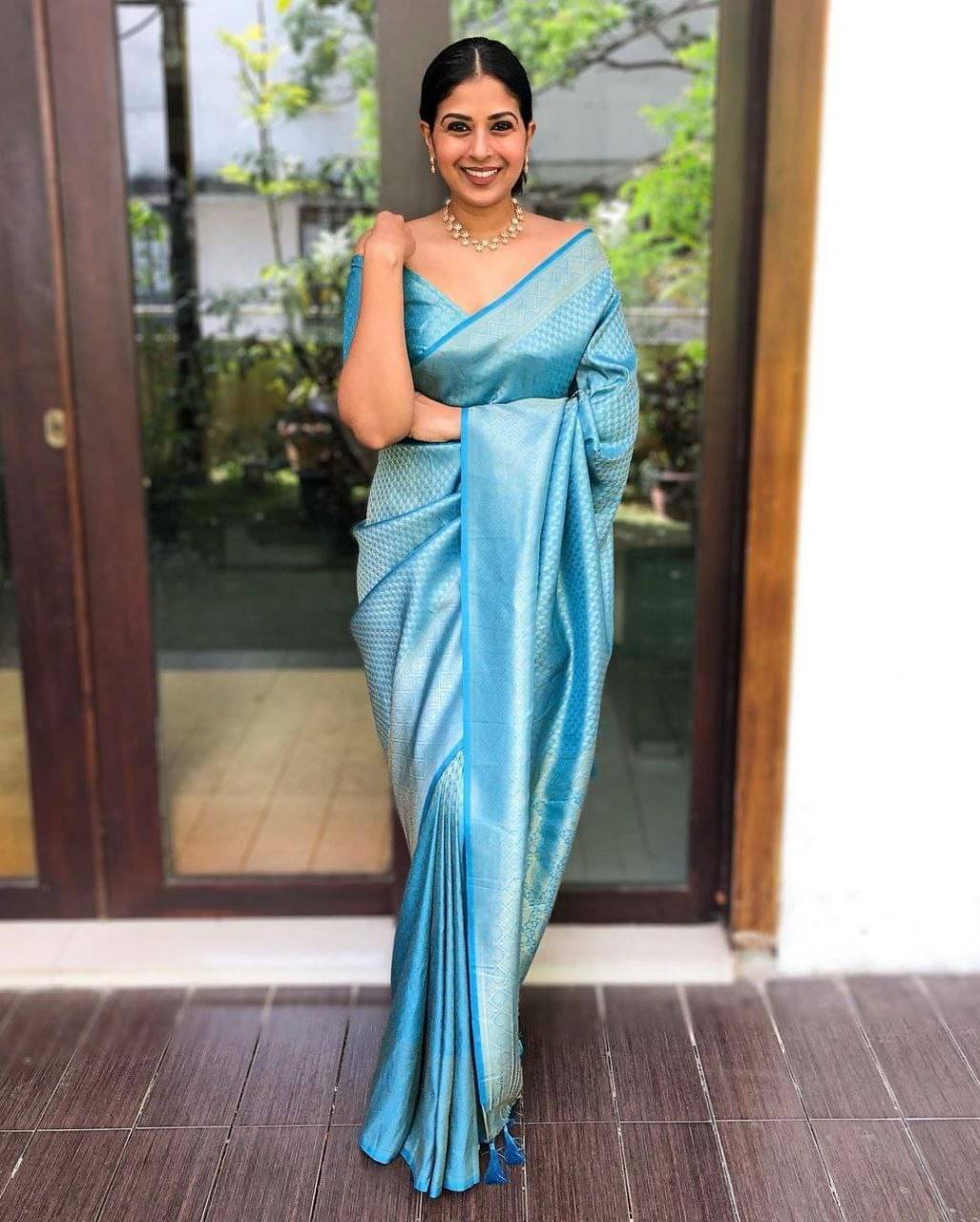     			Flosive Georgette Striped Banarasi saree With Unstitched Blouse Piece ( Sky Blue )