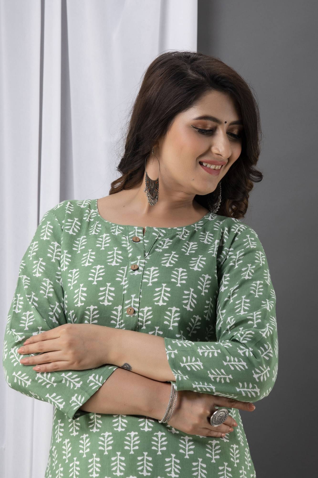 Romaniya Fab Women Viscose Rayon Printed Straight Kurti ( Green ) Romaniya Fab Women Viscose Rayon Printed Straight Kurti ( Green )