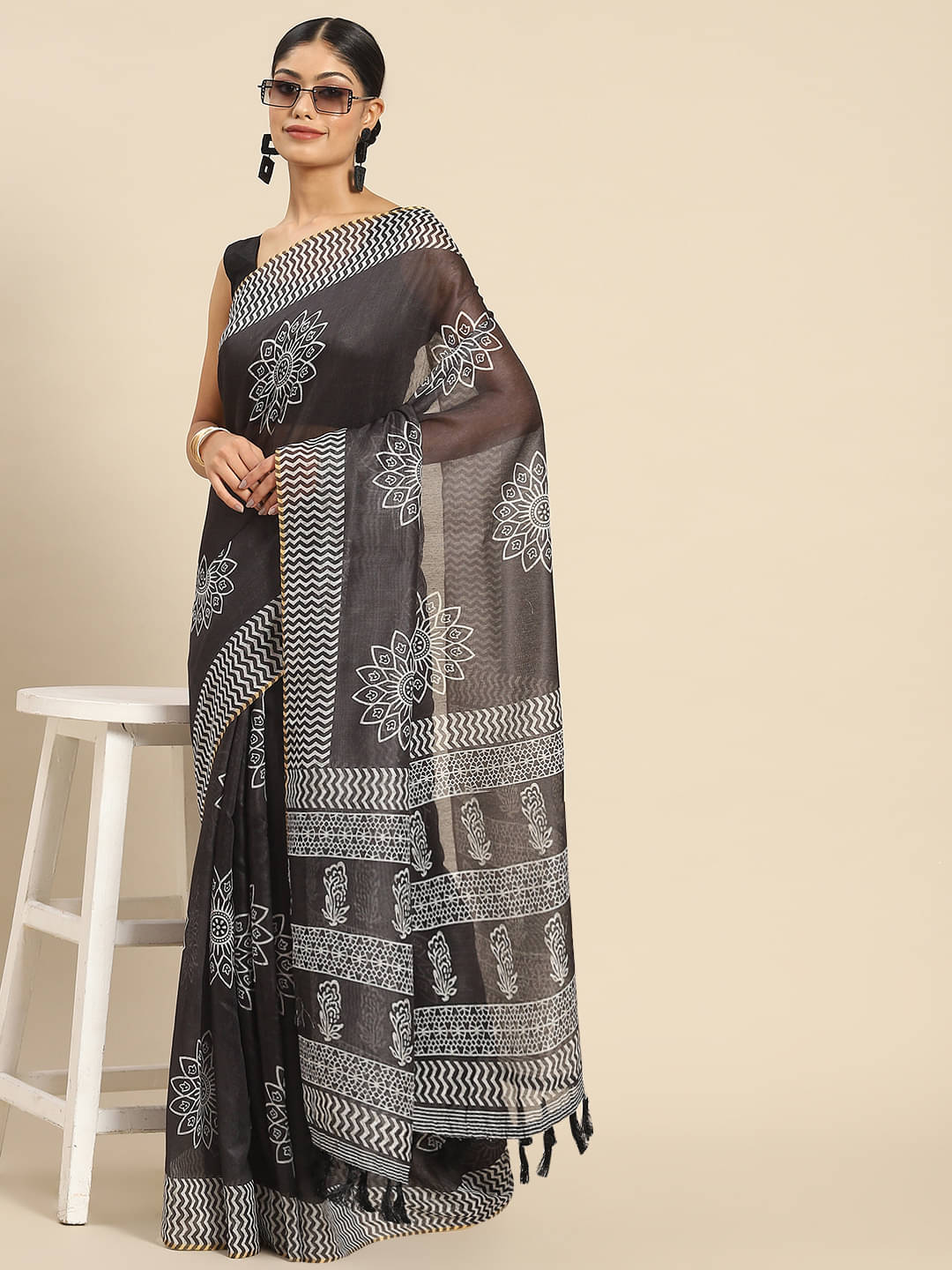 Silk Zone Cotton Blend Printed Chanderi saree With Unstitched Blouse Piece ( Black ) Silk Zone Cotton Blend Printed Chanderi saree With Unstitched Blouse Piece ( Black )