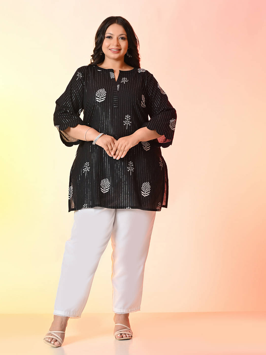 PrettyPlus by Desinoor.com Women Cotton Printed Straight Kurti ( Black )     			PrettyPlus by Desinoor.com Women Cotton Printed Straight Kurti ( Black )