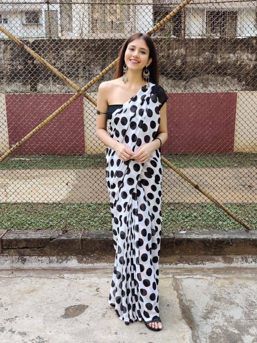 ANAND SAREES Georgette Printed Saree With Unstitched Blouse Piece ( White ) ANAND SAREES Georgette Printed Saree With Unstitched Blouse Piece ( White )