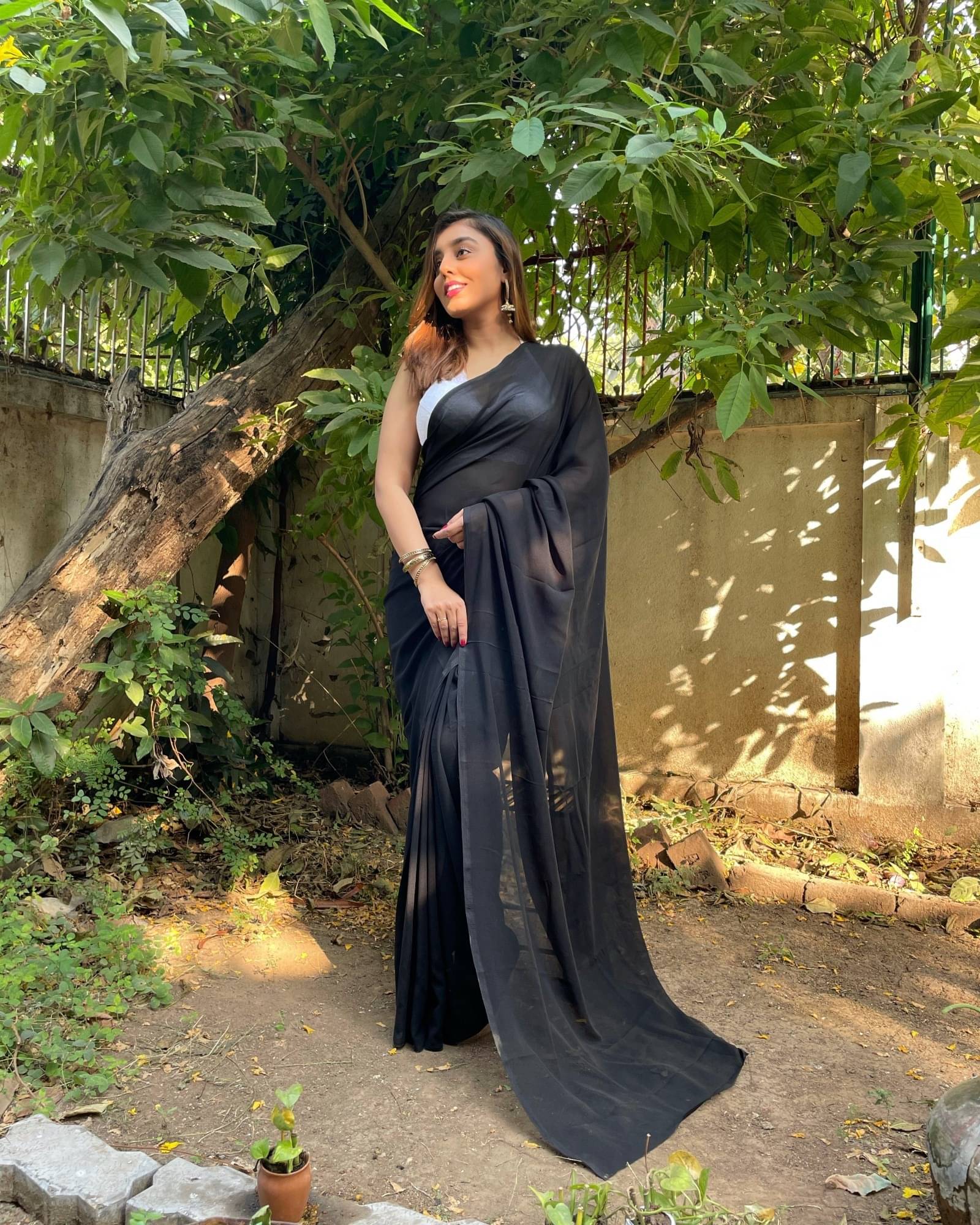 ANAND SAREES Georgette Solid Saree With Unstitched Blouse Piece ( Black ) ANAND SAREES Georgette Solid Saree With Unstitched Blouse Piece ( Black )