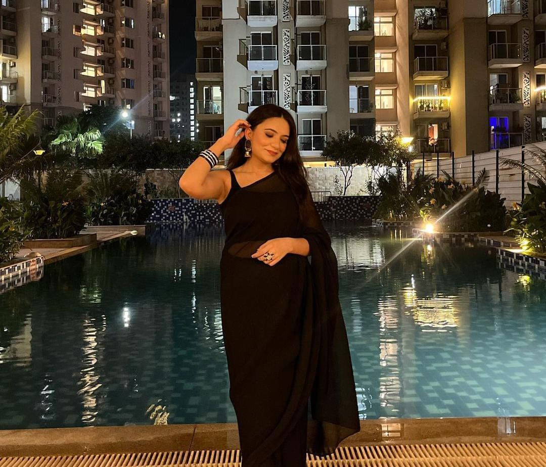 ANAND SAREES Georgette Solid Saree With Unstitched Blouse Piece ( Black ) ANAND SAREES Georgette Solid Saree With Unstitched Blouse Piece ( Black )