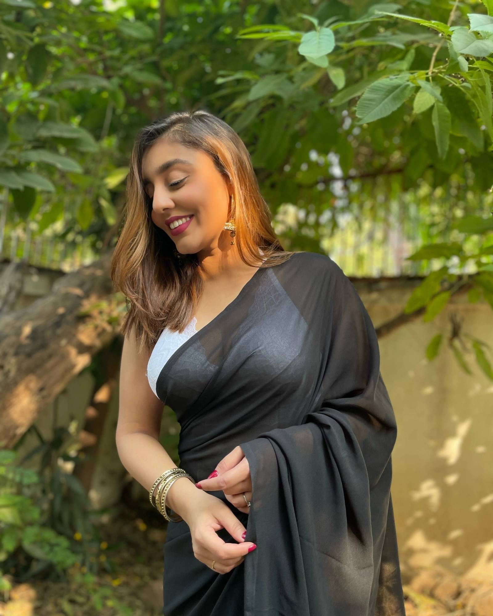 ANAND SAREES Georgette Solid Saree With Unstitched Blouse Piece ( Black ) ANAND SAREES Georgette Solid Saree With Unstitched Blouse Piece ( Black )