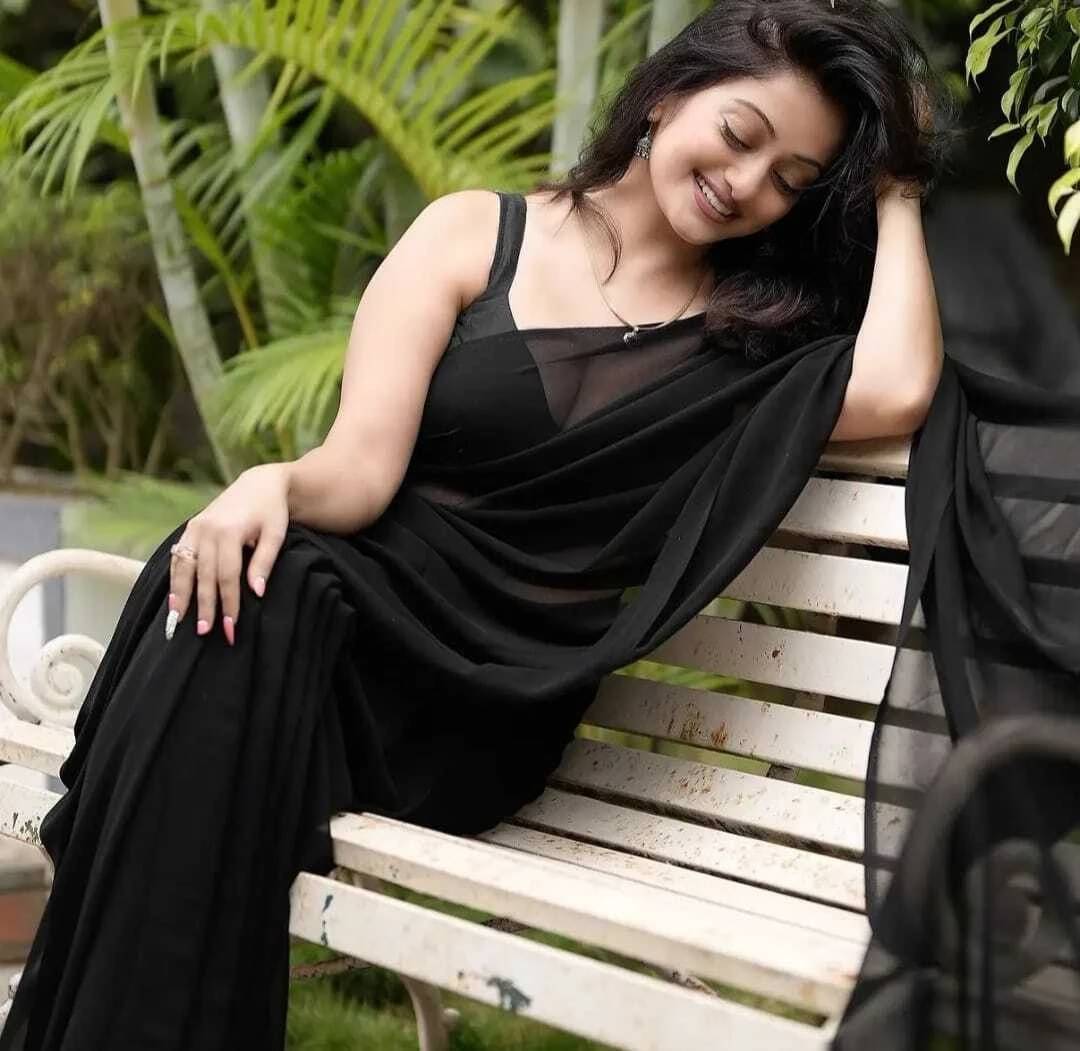 ANAND SAREES Georgette Solid Saree With Unstitched Blouse Piece ( Black ) ANAND SAREES Georgette Solid Saree With Unstitched Blouse Piece ( Black )