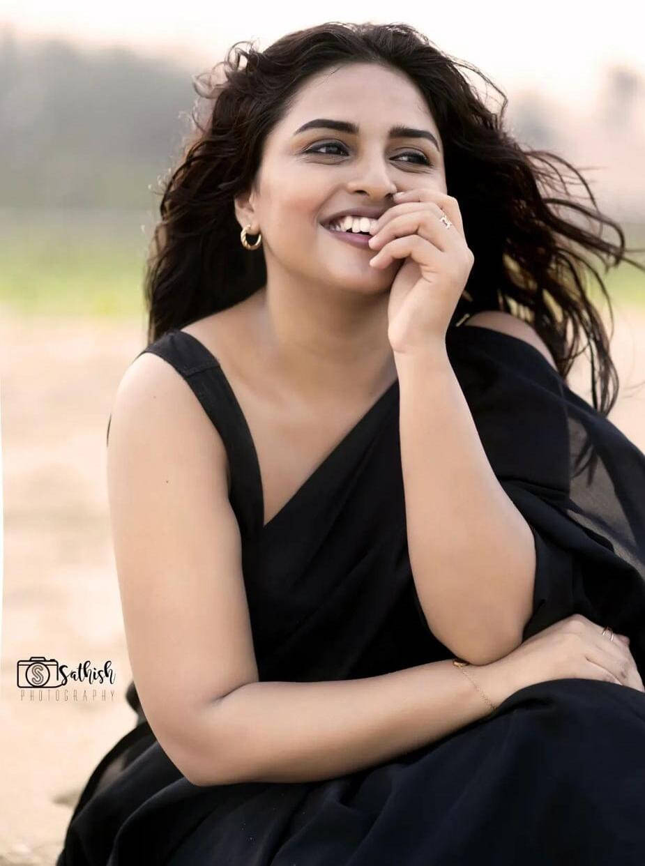ANAND SAREES Georgette Solid Saree With Unstitched Blouse Piece ( Black ) ANAND SAREES Georgette Solid Saree With Unstitched Blouse Piece ( Black )