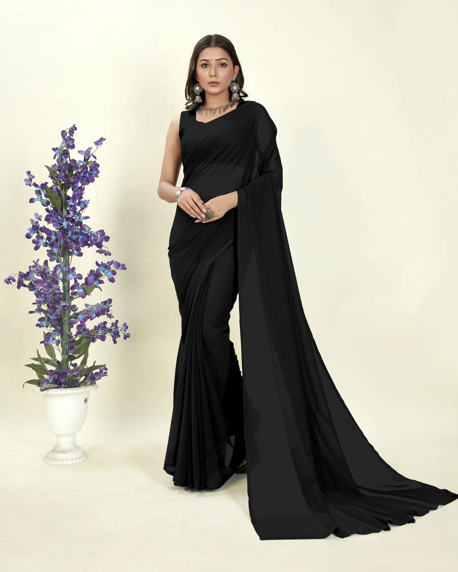 ANAND SAREES Georgette Solid Saree With Unstitched Blouse Piece ( Black ) ANAND SAREES Georgette Solid Saree With Unstitched Blouse Piece ( Black )