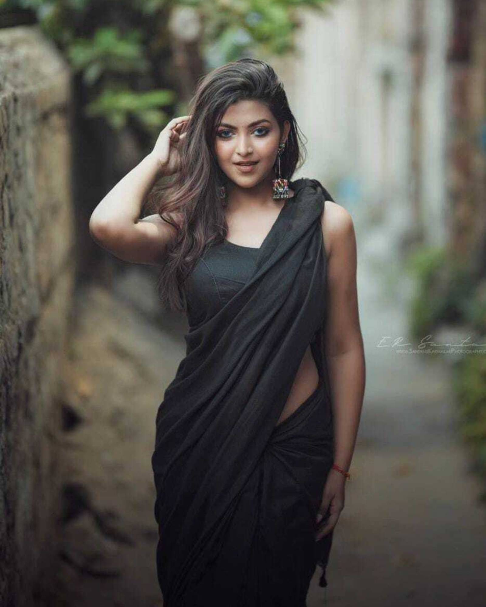 ANAND SAREES Georgette Solid Saree With Unstitched Blouse Piece ( Black ) ANAND SAREES Georgette Solid Saree With Unstitched Blouse Piece ( Black )