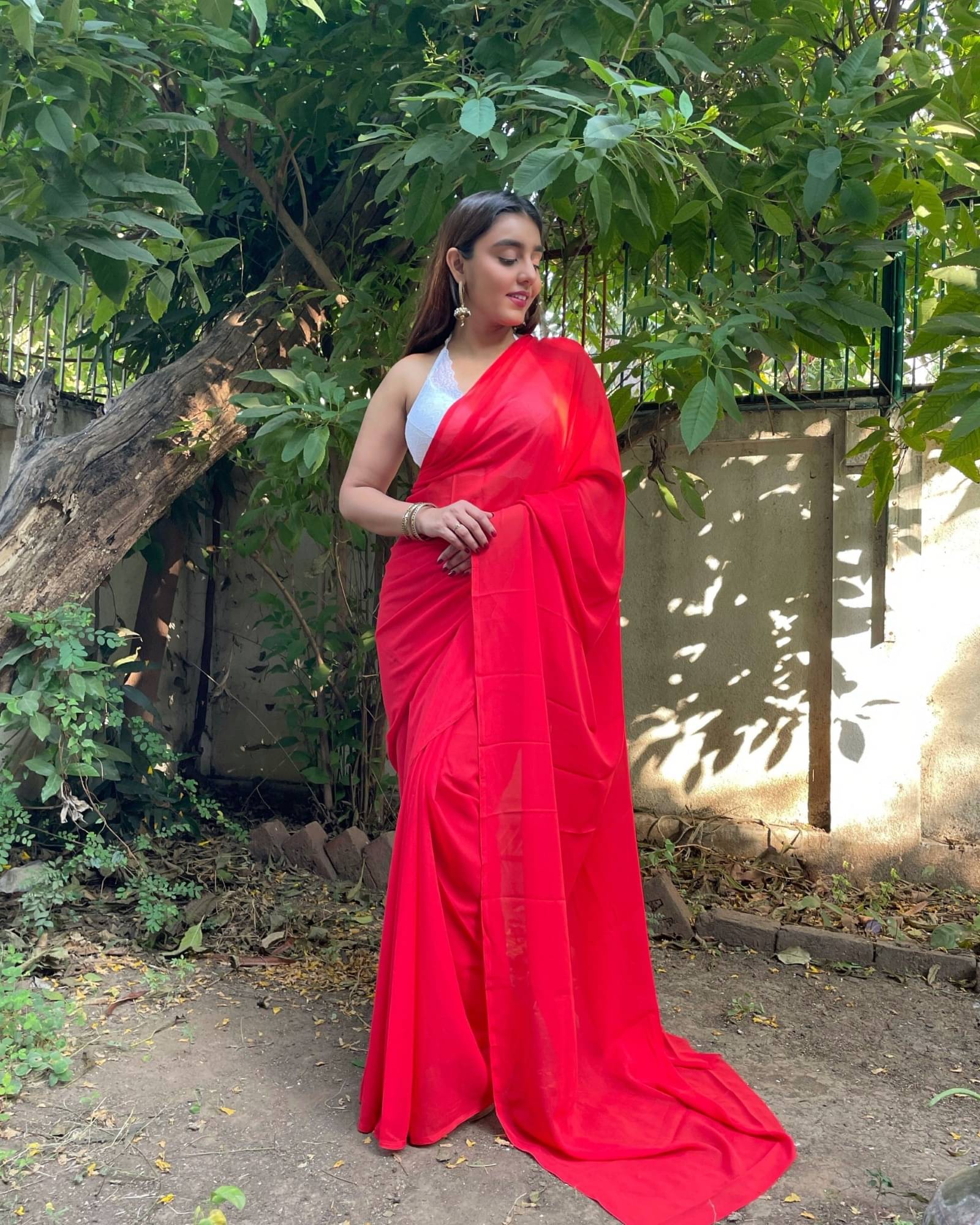 ANAND SAREES Georgette Solid Saree With Unstitched Blouse Piece ( Red ) ANAND SAREES Georgette Solid Saree With Unstitched Blouse Piece ( Red )