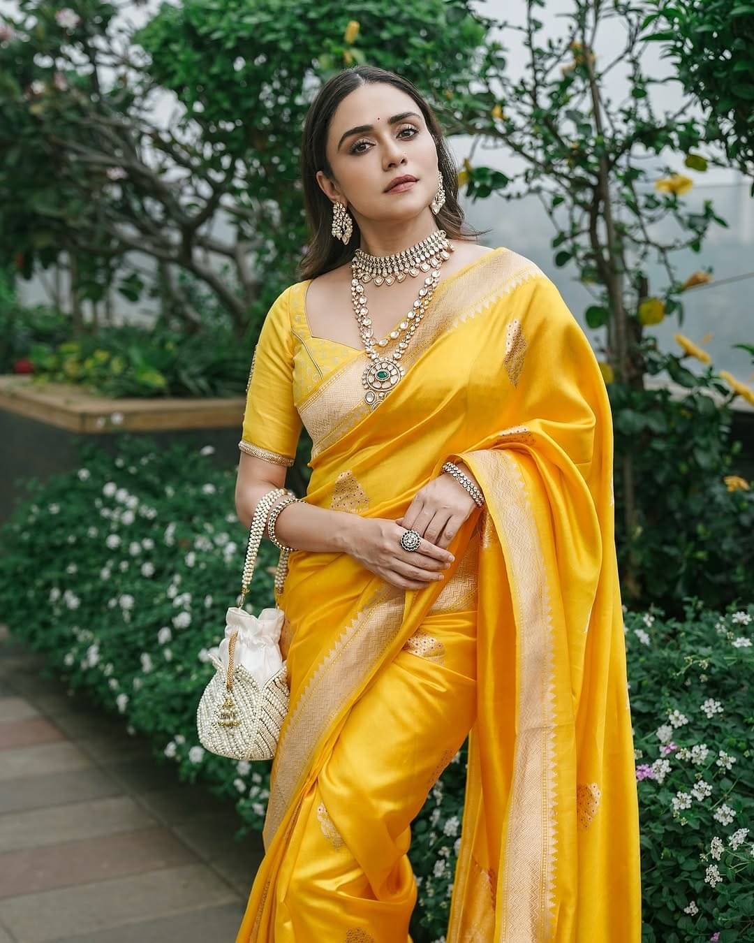 Flosive Jacquard Striped Banarasi saree With Unstitched Blouse Piece ( Yellow ) Flosive Jacquard Striped Banarasi saree With Unstitched Blouse Piece ( Yellow )
