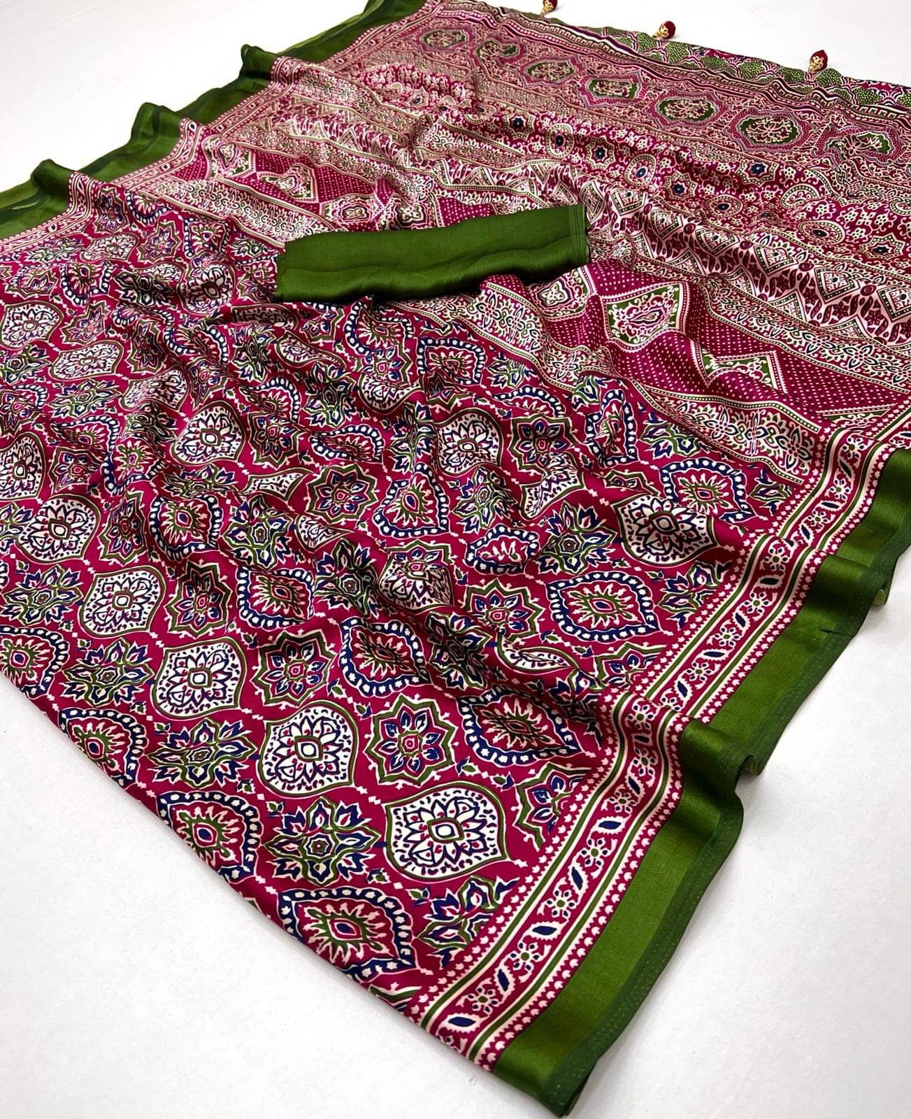 Sanwariya Silk Crepe Printed Baluchari Saree With Unstitched Blouse Piece ( Pink ) Sanwariya Silk Crepe Printed Baluchari Saree With Unstitched Blouse Piece ( Pink )