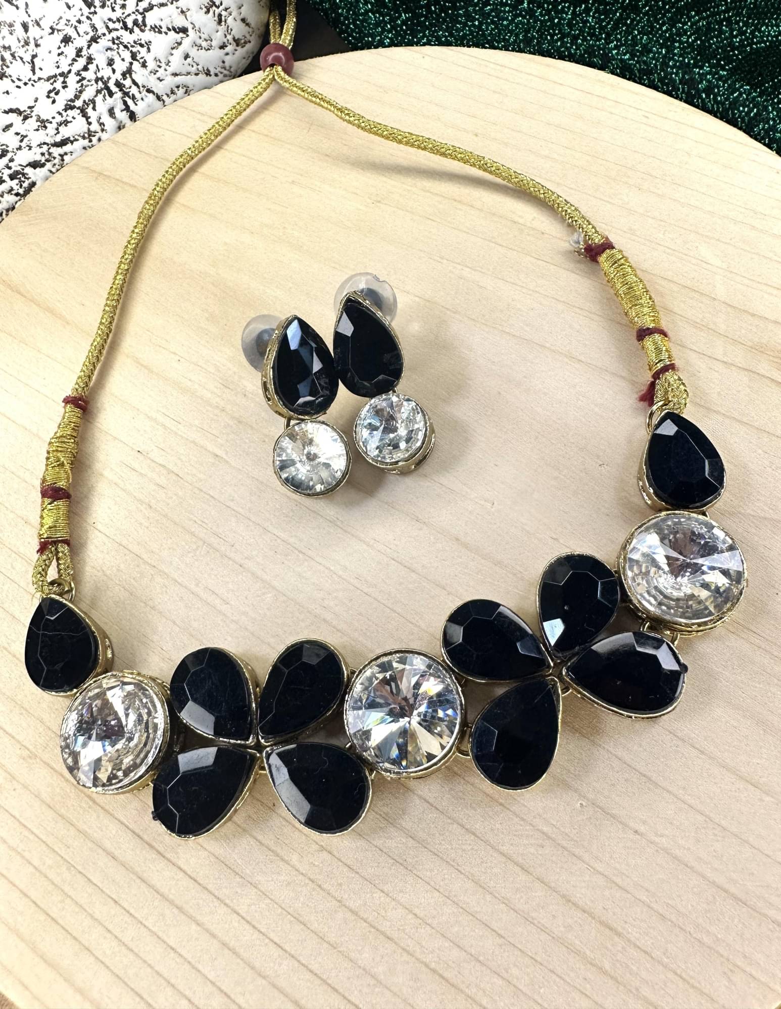     			JN HANDICEAFT Black Alloy Necklace Set ( Pack of 1 )