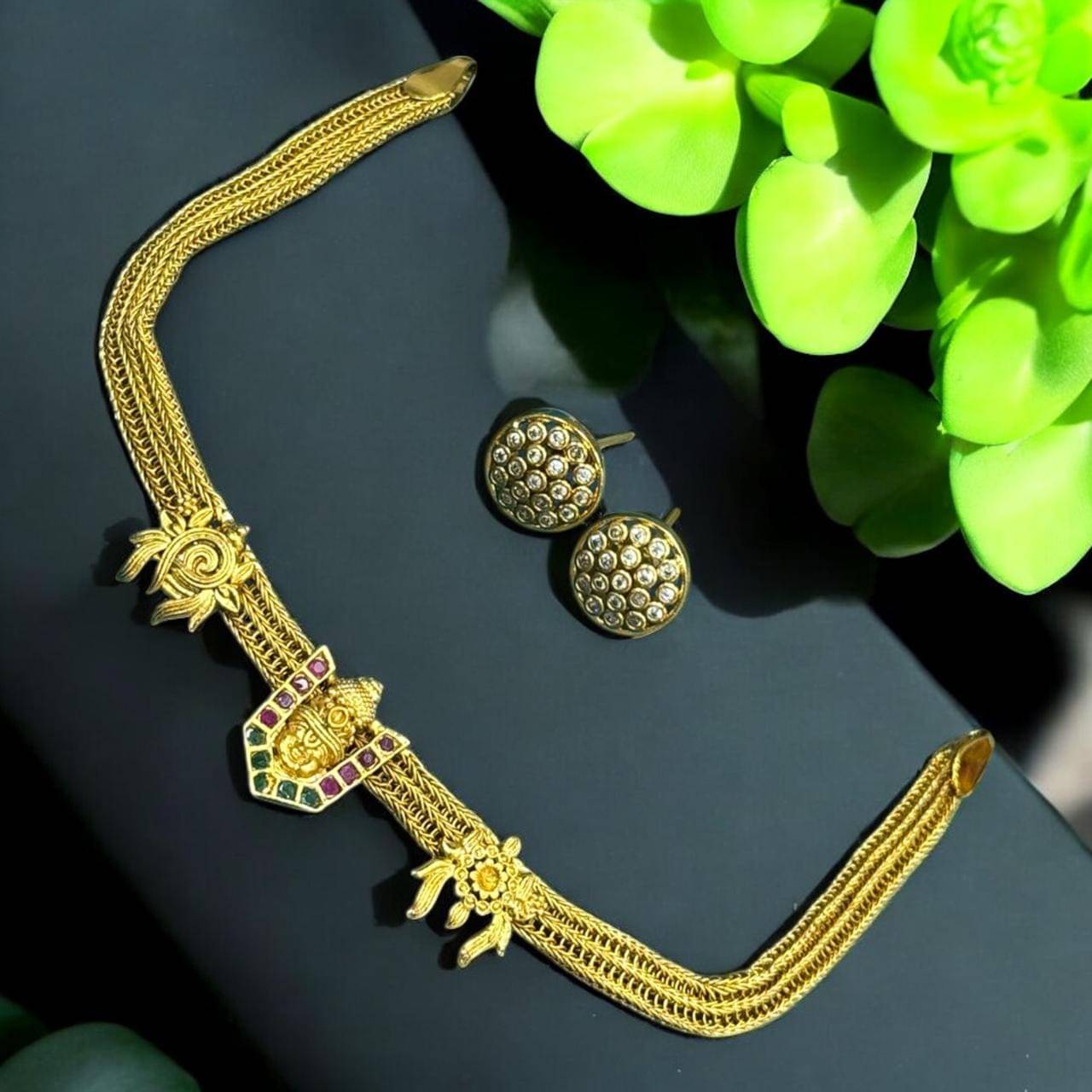     			KC JEWELS Golden Brass Necklace Set ( Pack of 1 )