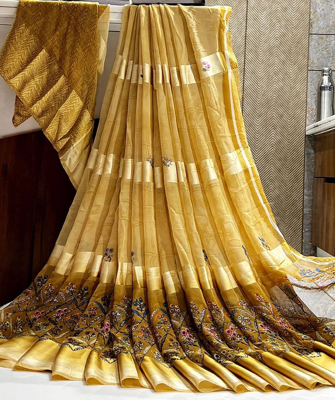     			SHIRODHARI Satin Printed Saree With Unstitched Blouse Piece ( Yellow )