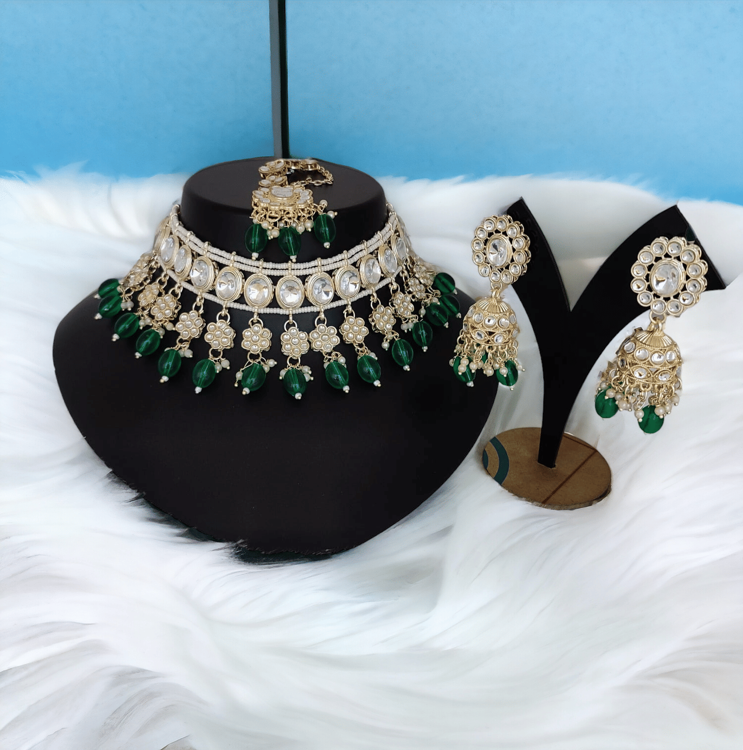     			Yuzi Jewells Green Alloy Necklace Set ( Pack of 1 )