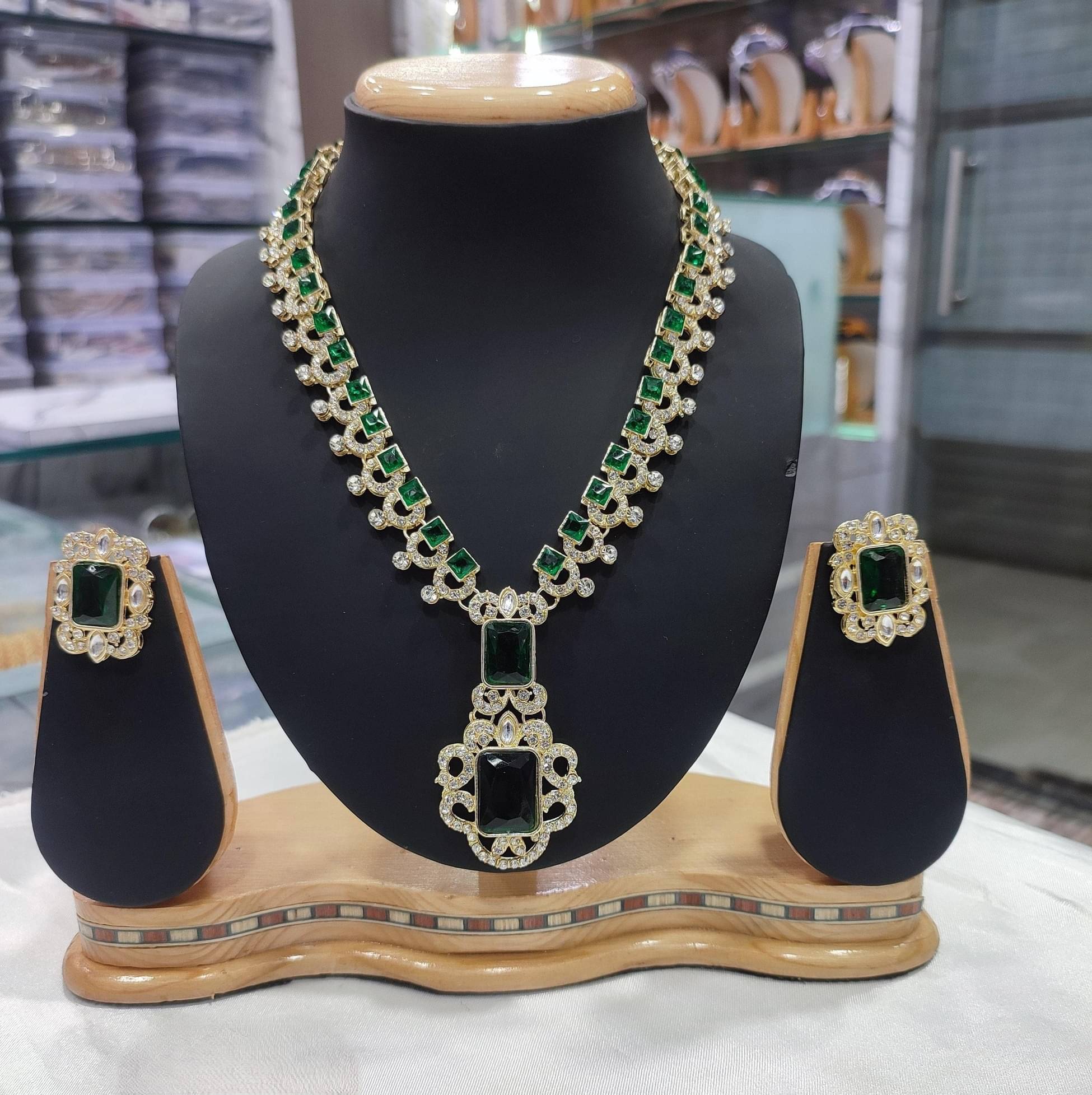     			Yuzi Jewells Green Alloy Necklace Set ( Pack of 1 )