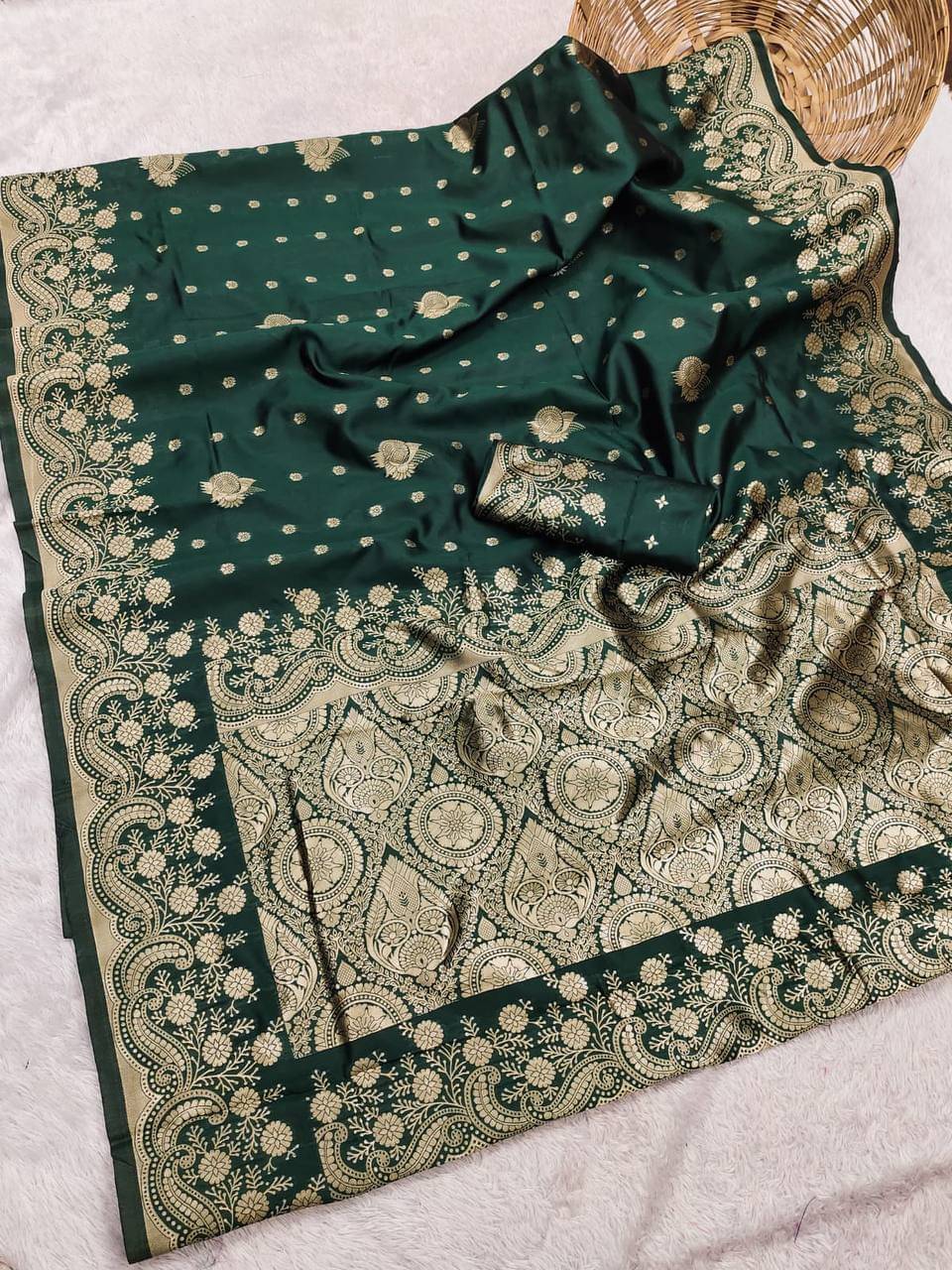 fab woven Art Silk Woven Kanjeevaram Sarees With Unstitched Blouse Piece ( Green ) fab woven Art Silk Woven Kanjeevaram Sarees With Unstitched Blouse Piece ( Green )