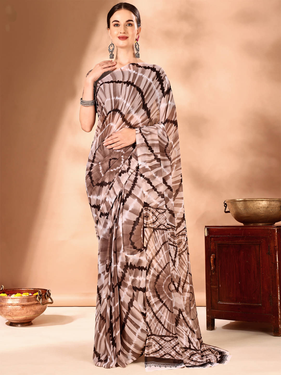 LEELAVATI Chiffon Printed Regular Saree With Unstitched Blouse Piece ( Beige ) LEELAVATI Chiffon Printed Regular Saree With Unstitched Blouse Piece ( Beige )