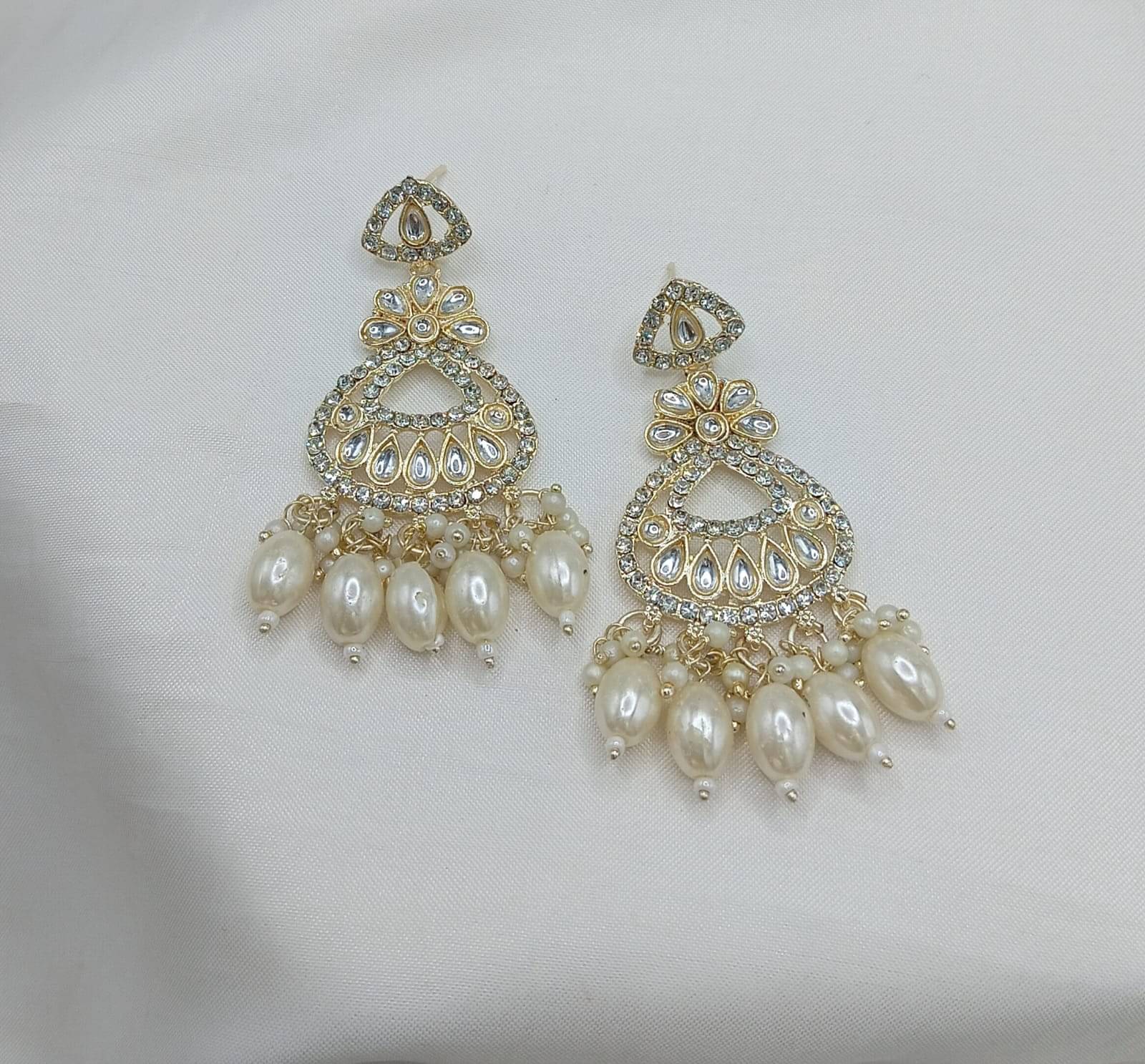     			Padmavati Bangles White Chandbalis Earrings ( Pack of 1 )