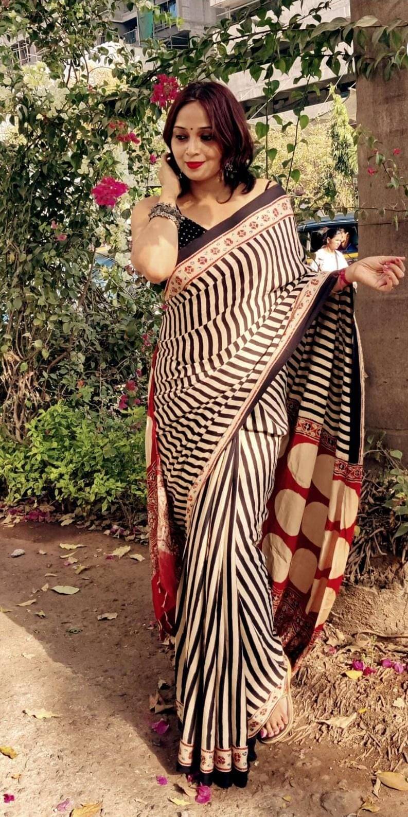 Panchtatva Silk Printed Regular Saree With Unstitched Blouse Piece ( Black )     			Panchtatva Silk Printed Regular Saree With Unstitched Blouse Piece ( Black )