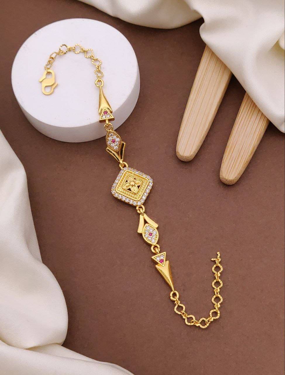    			Ruyu Gold Bracelet ( Pack of 1 )