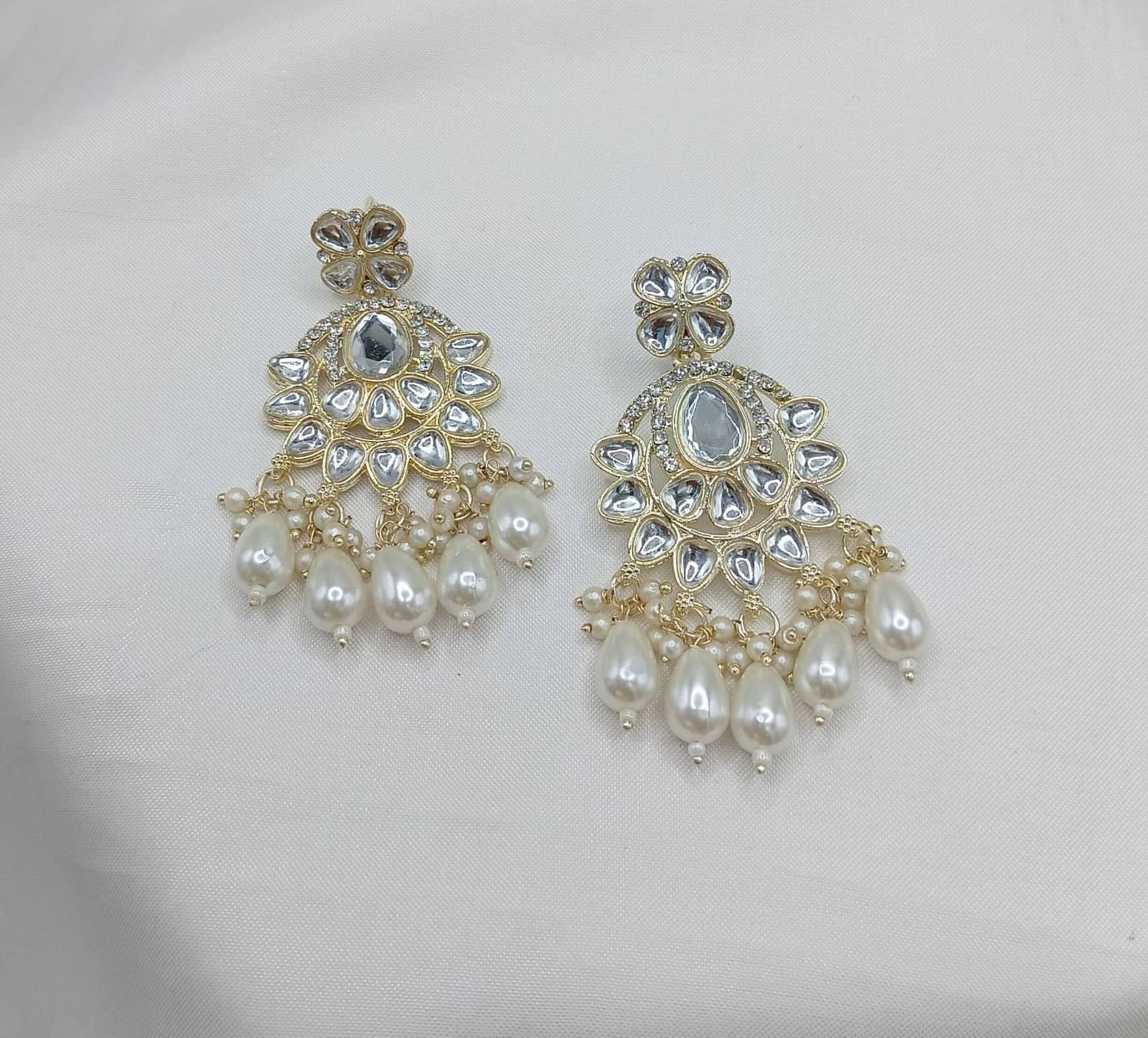     			Padmavati Bangles White Chandbalis Earrings ( Pack of 1 )
