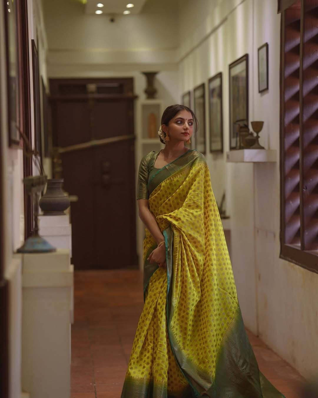     			Bansari Textile Art Silk Woven Banarasi saree With Unstitched Blouse Piece ( Yellow )