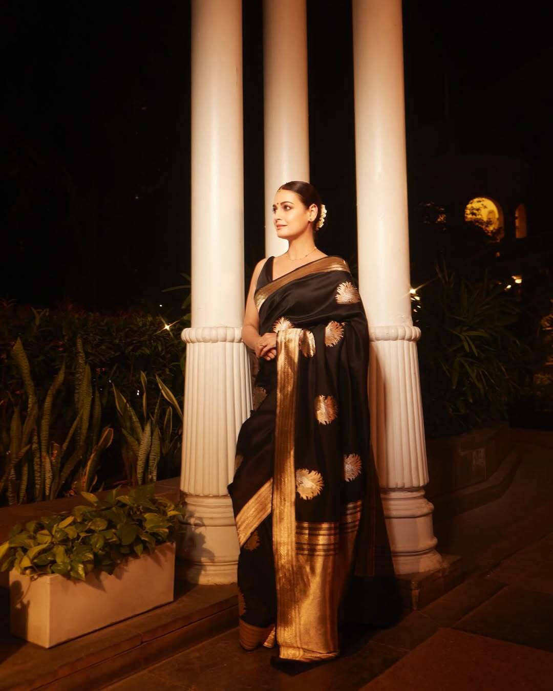 Bansari Textile Art Silk Woven Banarasi saree With Unstitched Blouse Piece ( Black )     			Bansari Textile Art Silk Woven Banarasi saree With Unstitched Blouse Piece ( Black )