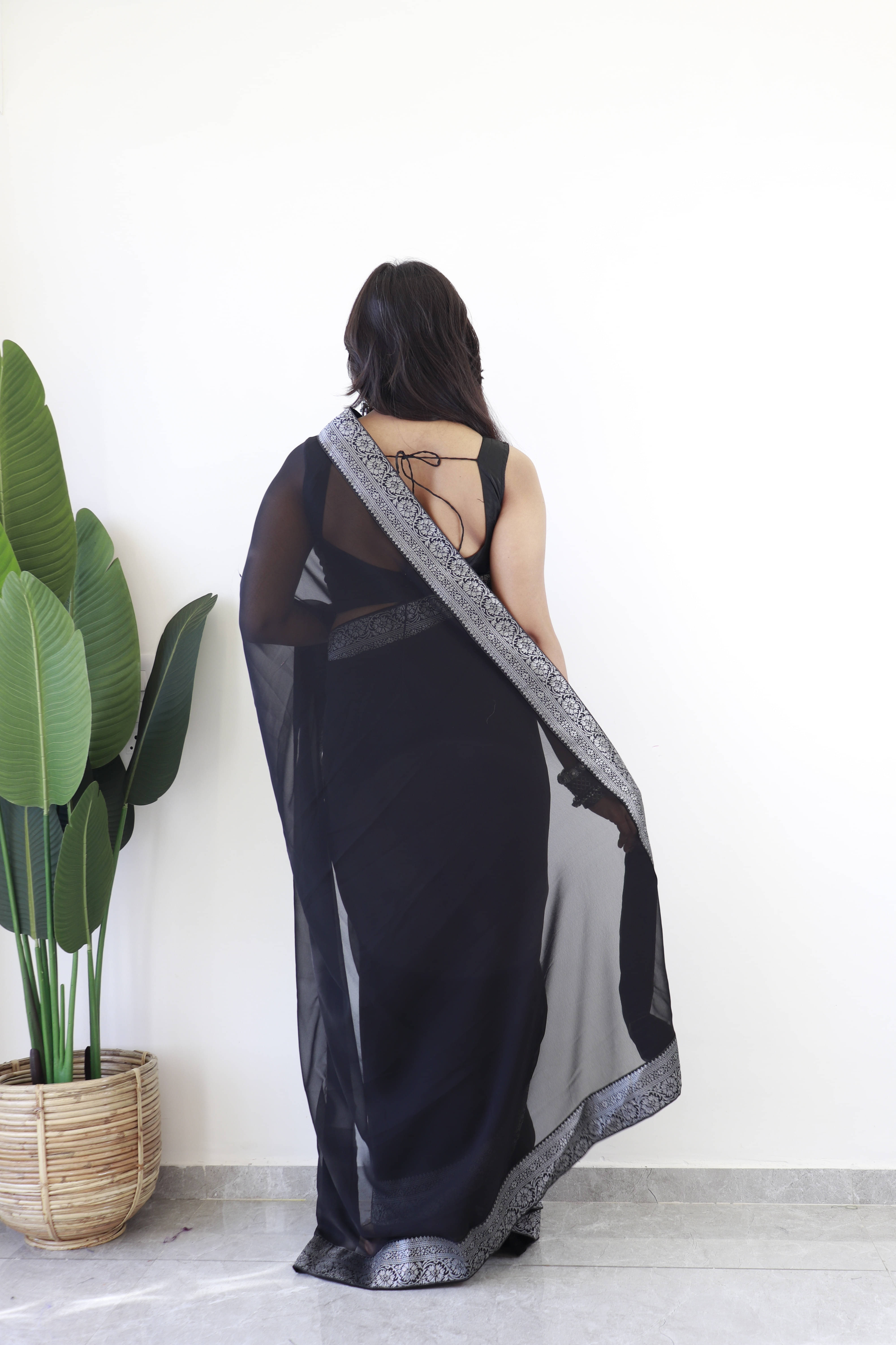     			Bansari Textile Chiffon Solid Regular Saree With Unstitched Blouse Piece ( Black )