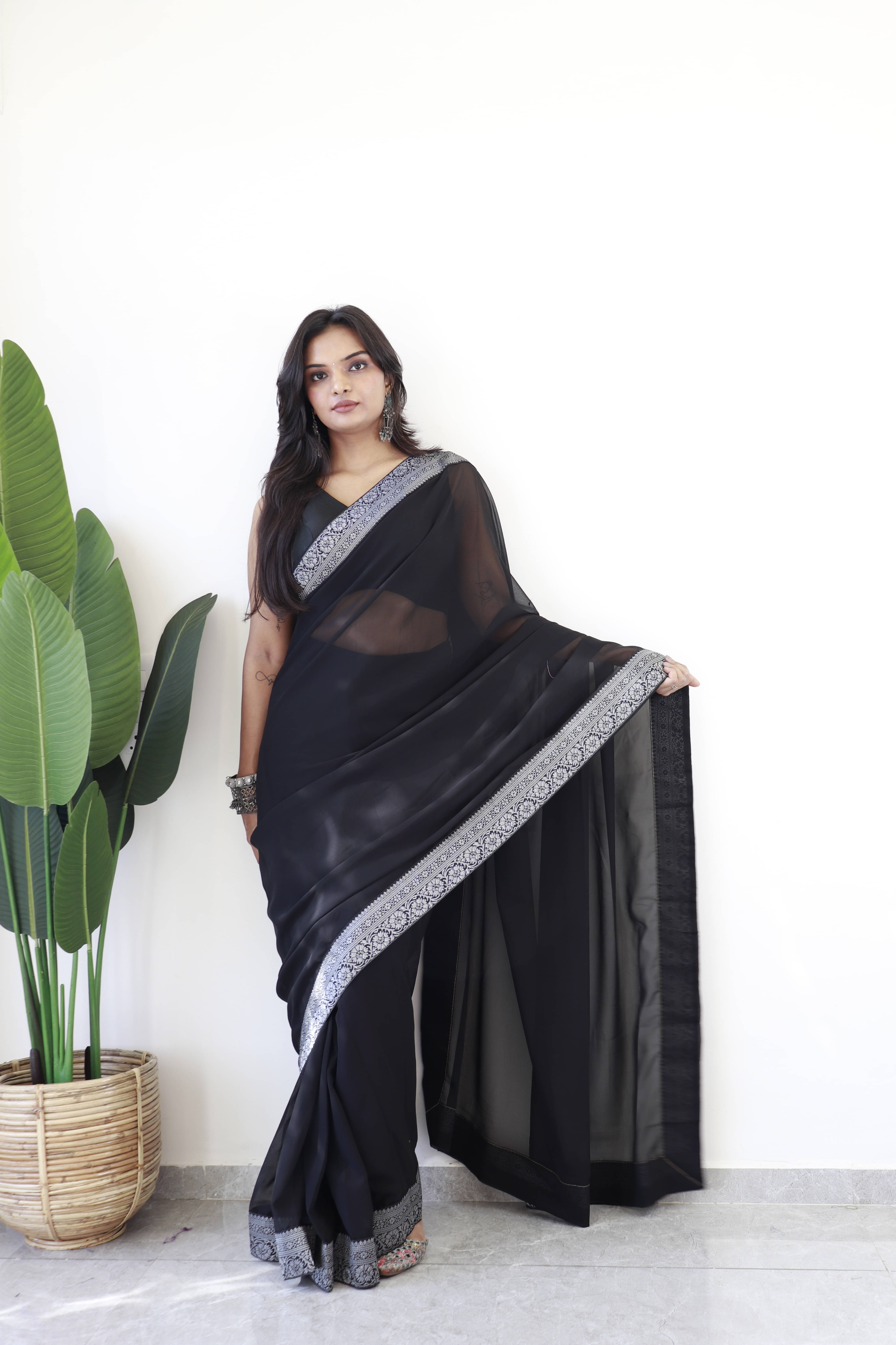    			Bansari Textile Chiffon Solid Regular Saree With Unstitched Blouse Piece ( Black )