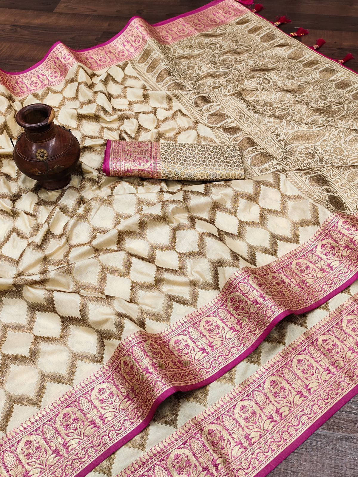 Bansari Textile Cotton Silk Self Design Banarasi saree With Unstitched Blouse Piece ( Cream ) Bansari Textile Cotton Silk Self Design Banarasi saree With Unstitched Blouse Piece ( Cream )