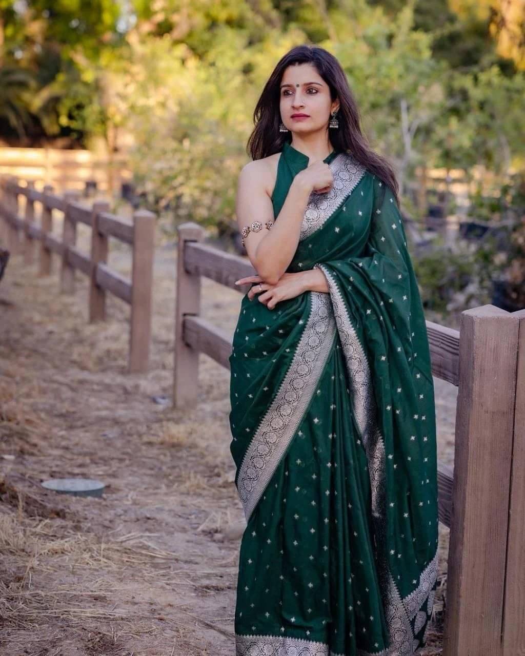 Bansari Textile Jacquard Embroidered Regular Saree With Unstitched Blouse Piece ( Green ) Bansari Textile Jacquard Embroidered Regular Saree With Unstitched Blouse Piece ( Green )
