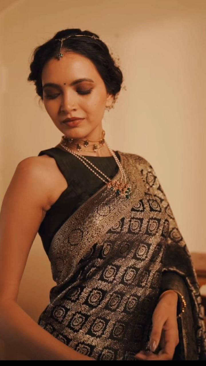     			Bansari Textile Jacquard Embroidered Regular Saree With Unstitched Blouse Piece ( Black )