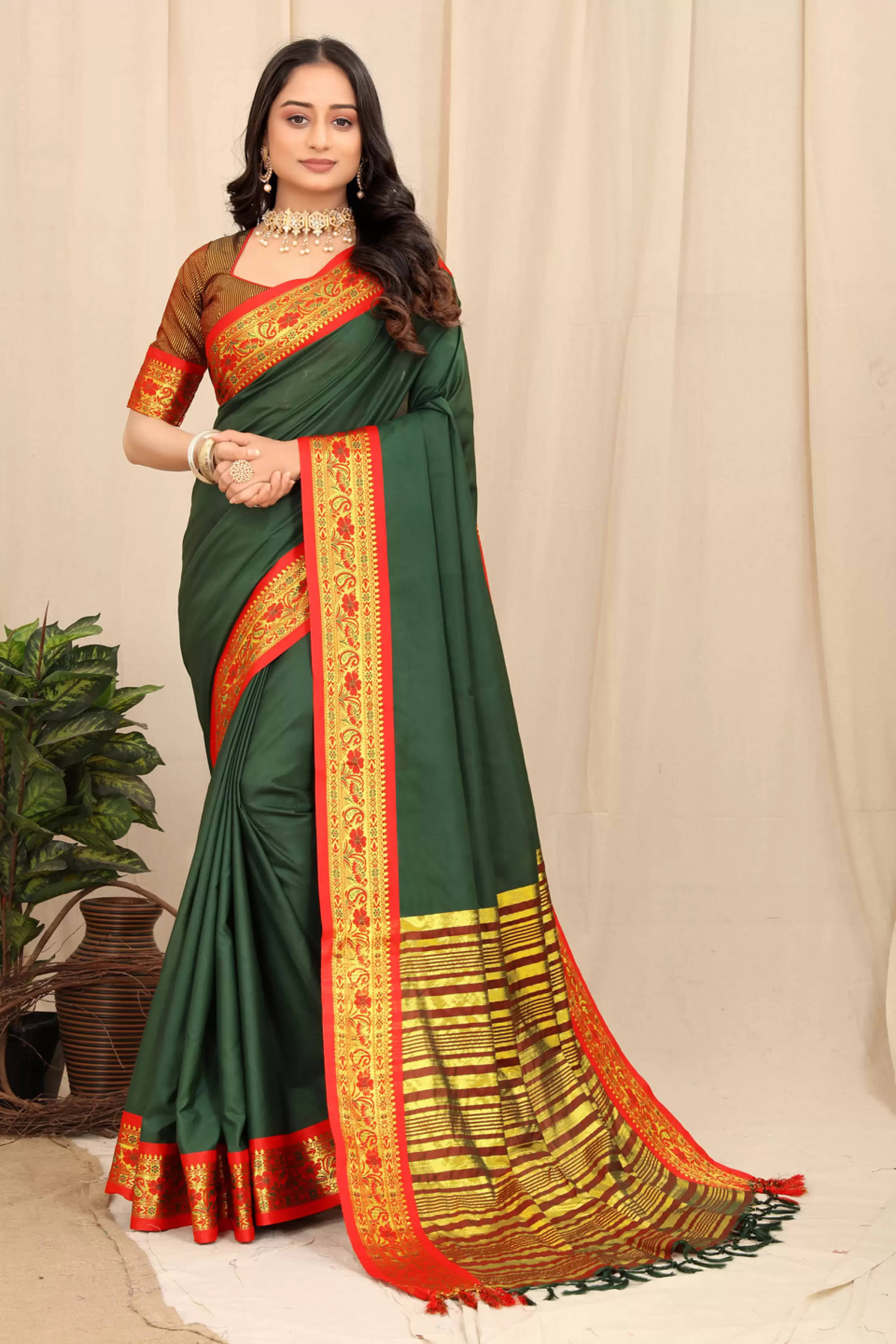     			Bansari Textile Jacquard Self Design Banarasi saree With Unstitched Blouse Piece ( Green )