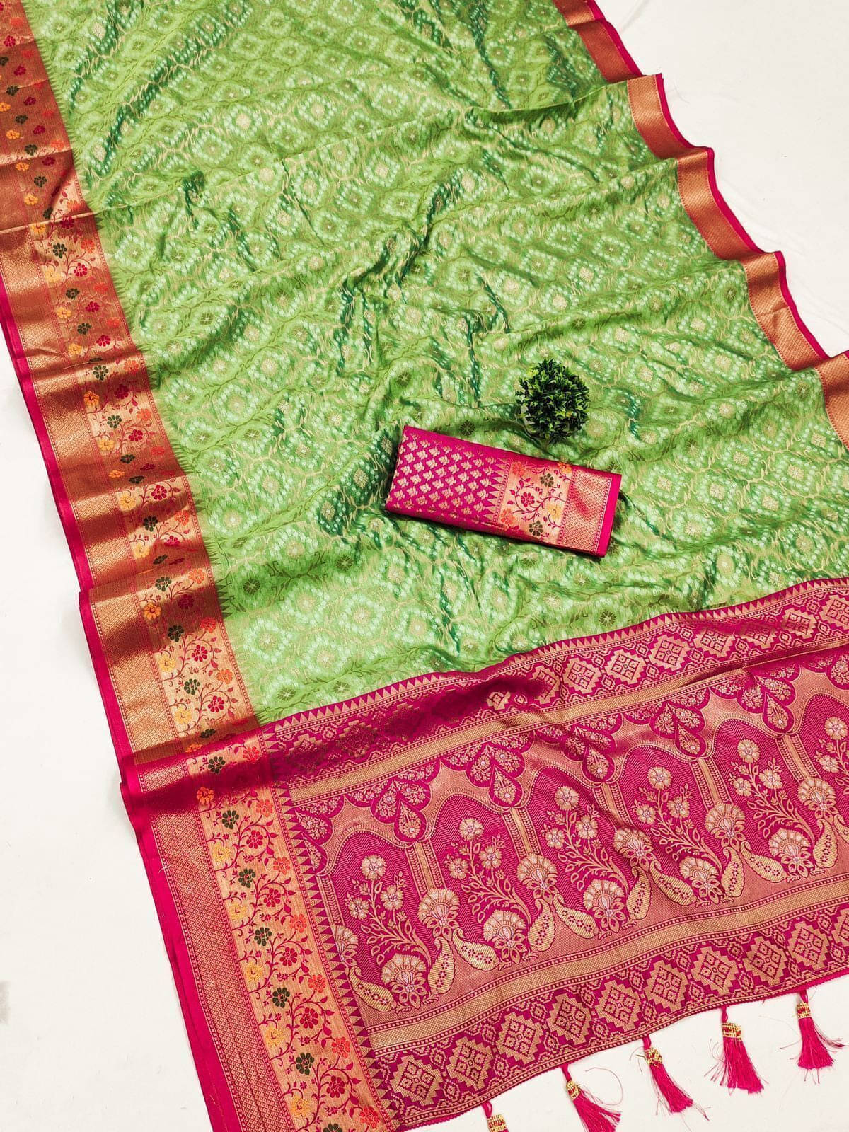 Bansari Textile Jacquard Self Design Paithani Sarees With Unstitched Blouse Piece ( Green ) Bansari Textile Jacquard Self Design Paithani Sarees With Unstitched Blouse Piece ( Green )