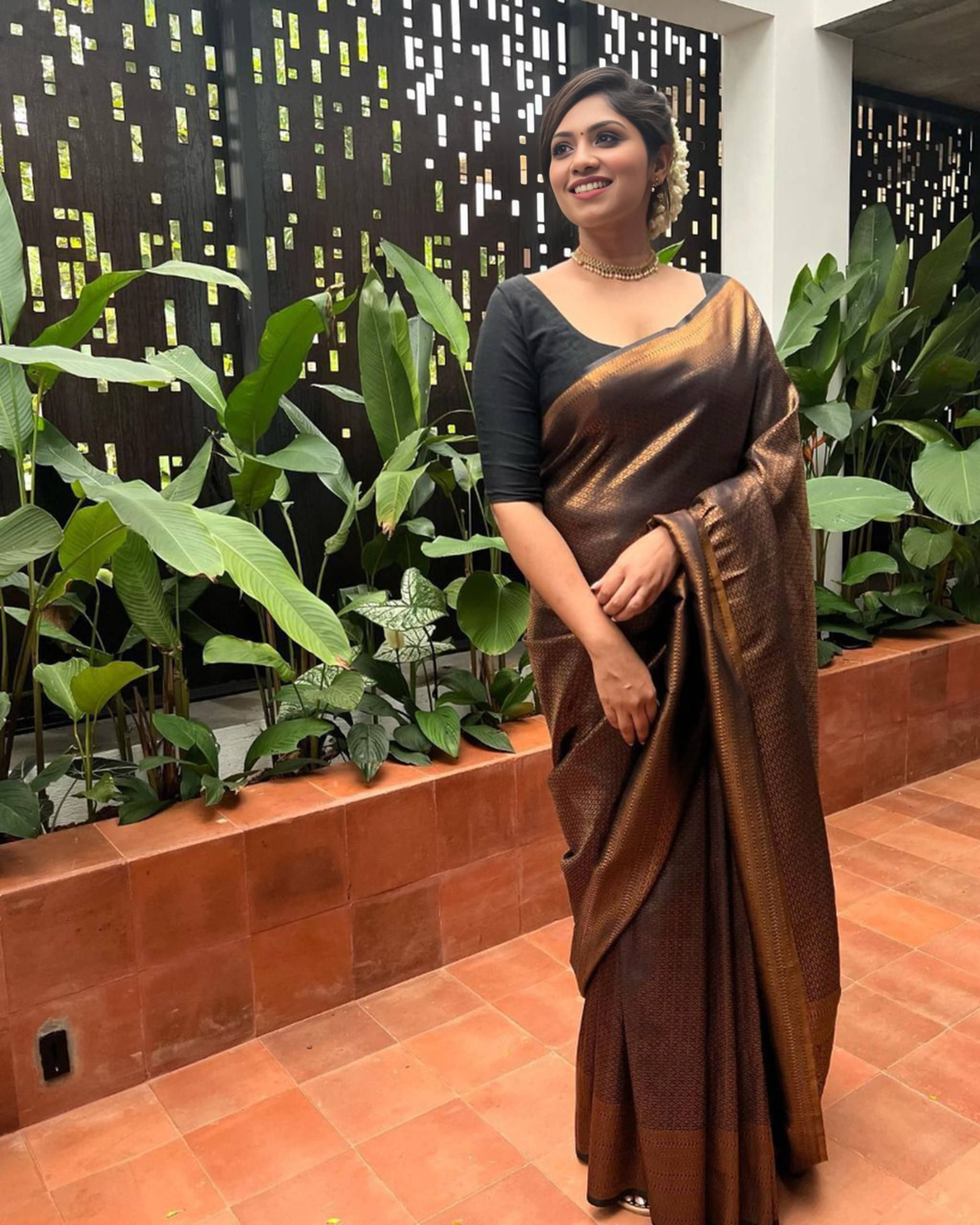 Bansari Textile Jacquard Woven Banarasi saree With Unstitched Blouse Piece ( Black ) Bansari Textile Jacquard Woven Banarasi saree With Unstitched Blouse Piece ( Black )