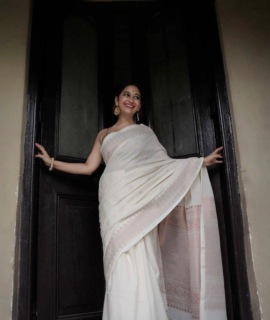 Bansari Textile Jacquard Woven Regular Saree With Unstitched Blouse Piece ( White ) Bansari Textile Jacquard Woven Regular Saree With Unstitched Blouse Piece ( White )