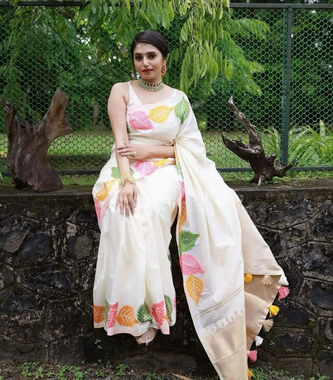 Bansari Textile Linen Self Design Regular Saree With Unstitched Blouse Piece ( White ) Bansari Textile Linen Self Design Regular Saree With Unstitched Blouse Piece ( White )