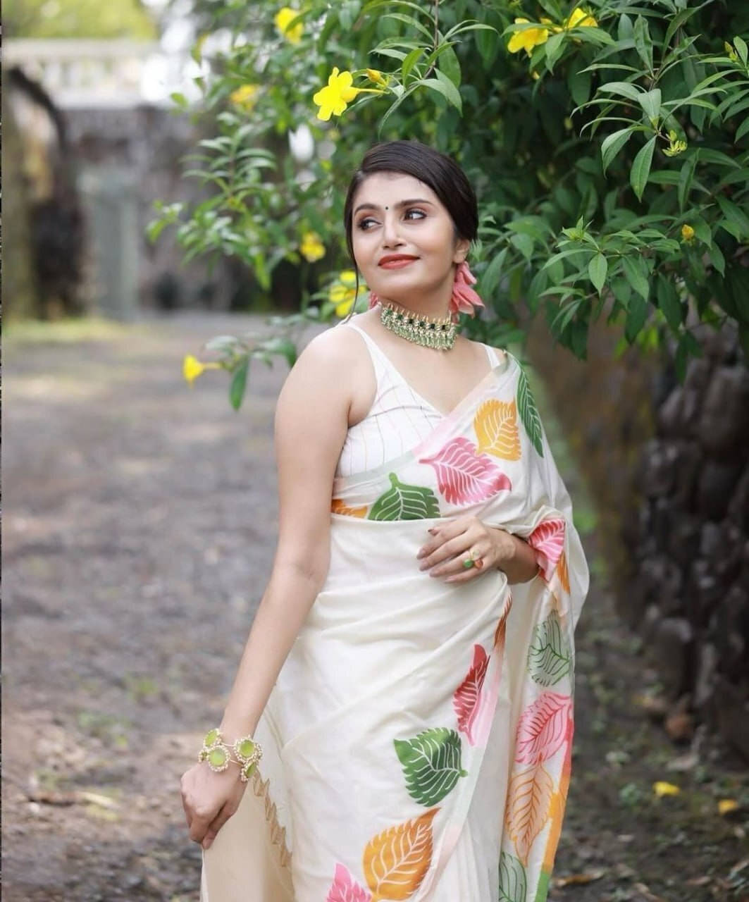     			Bansari Textile Linen Self Design Regular Saree With Unstitched Blouse Piece ( White )