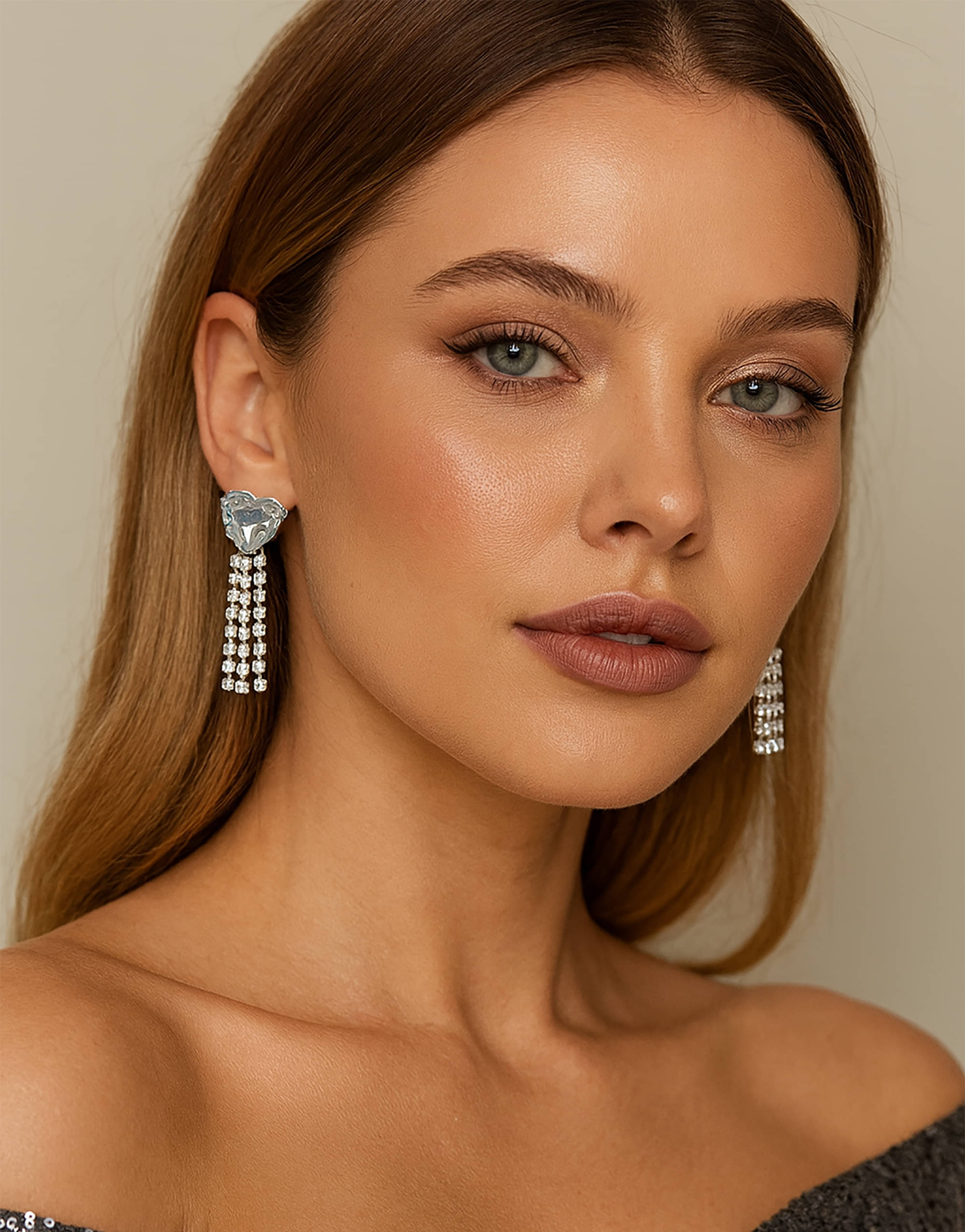     			SHANKHRAJ MA LL White Stud Earrings ( Pack of 1 )
