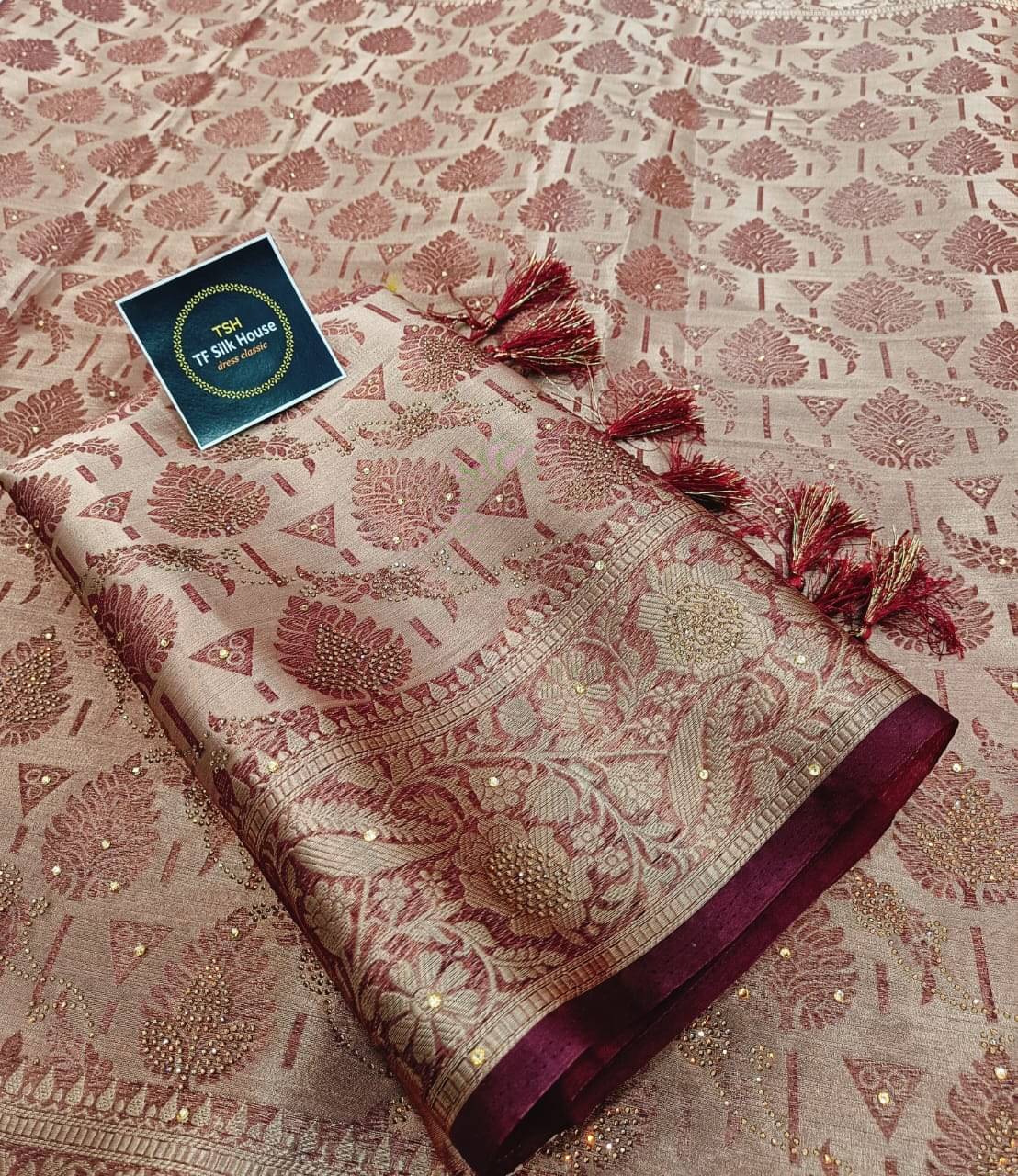     			TF SILK HOUSE Organza Dyed Banarasi saree With Unstitched Blouse Piece ( Maroon )