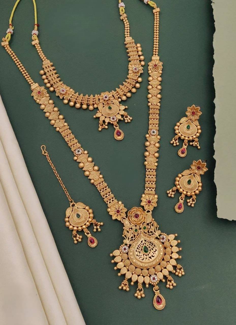     			Pamadhya Golden Copper Necklace Set ( Pack of 1 )
