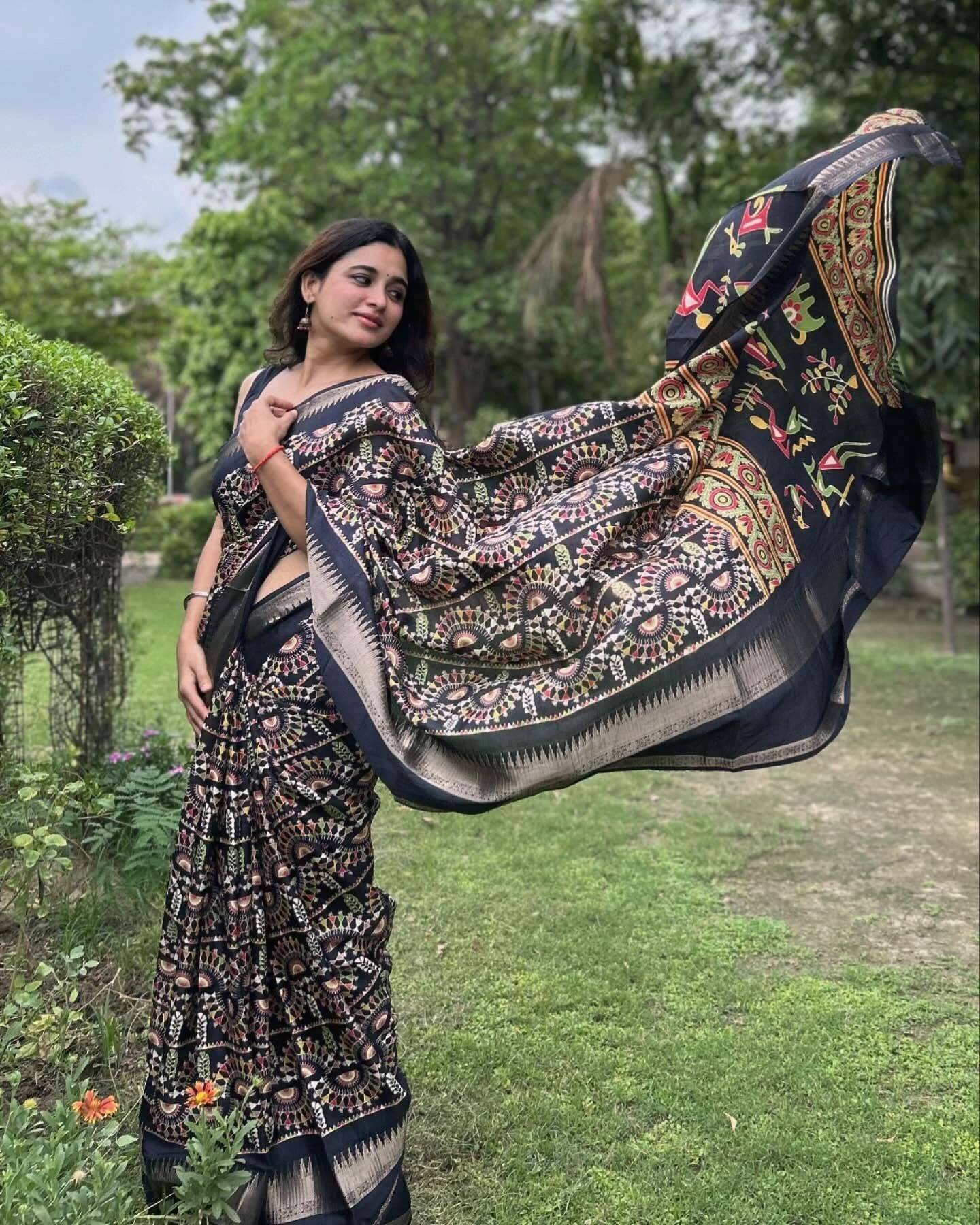     			VRAGI Art Silk Printed Regular Saree With Unstitched Blouse Piece ( Black )
