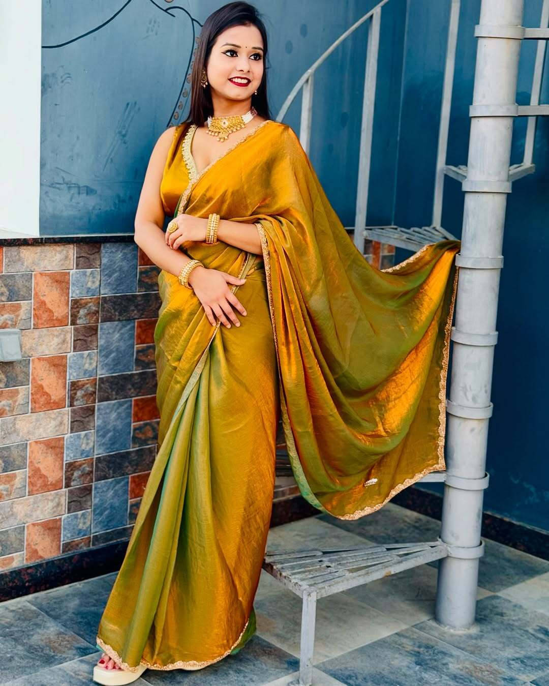     			VRAGI Chiffon Embellished Regular Saree With Unstitched Blouse Piece ( Gold )