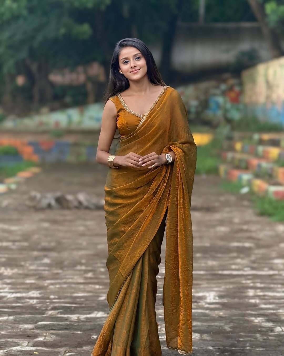     			VRAGI Chiffon Embellished Regular Saree With Unstitched Blouse Piece ( Gold )