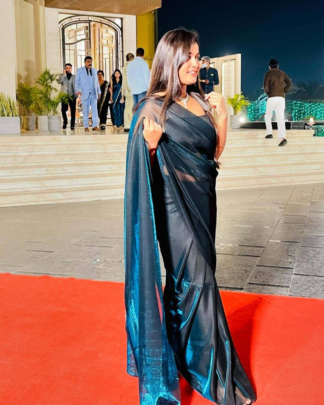 VRAGI Lycra Solid Regular Saree With Unstitched Blouse Piece ( Green )     			VRAGI Lycra Solid Regular Saree With Unstitched Blouse Piece ( Green )